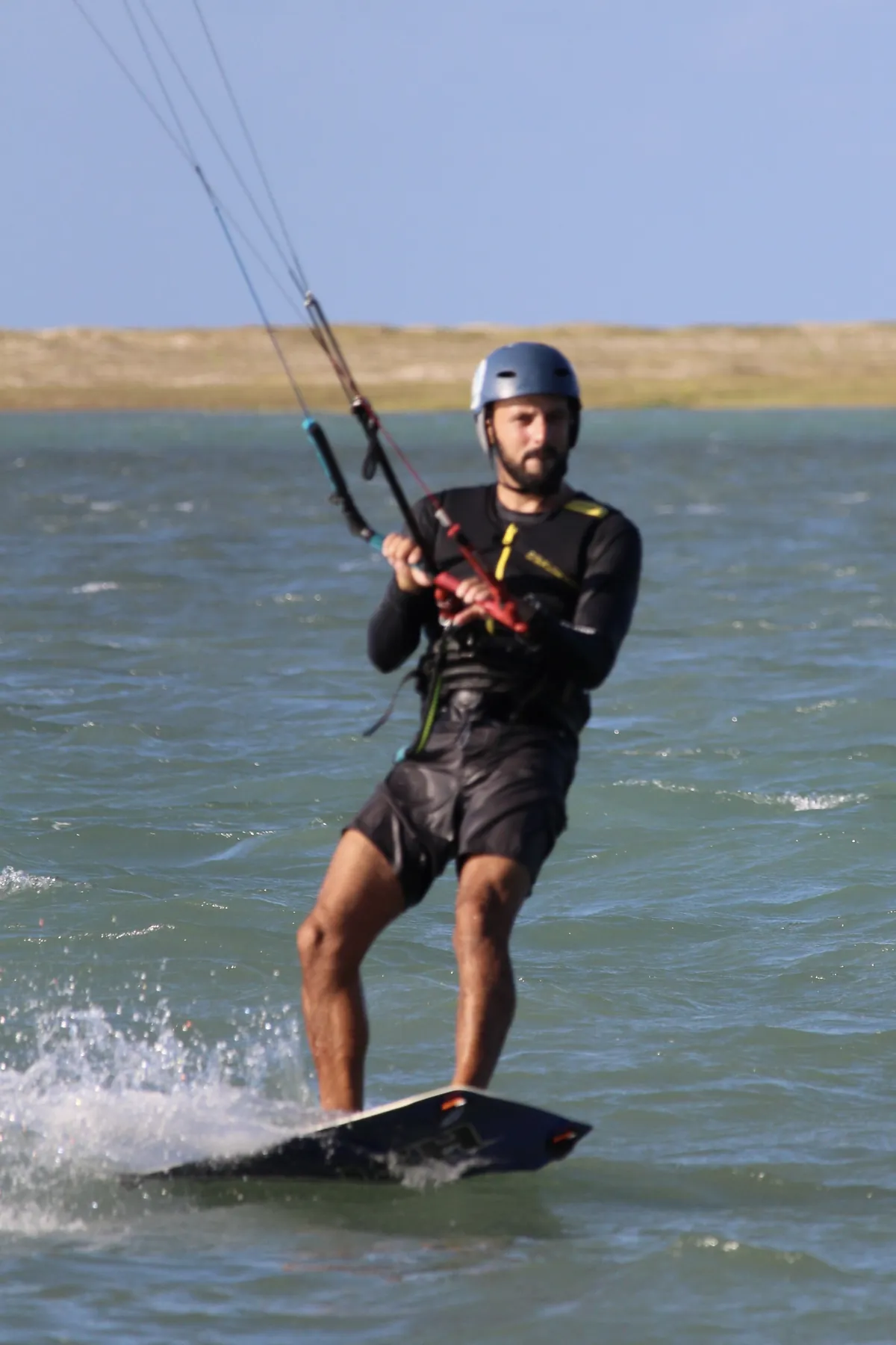 Kitesurfista velejando com spray na Ilha do Guajirú